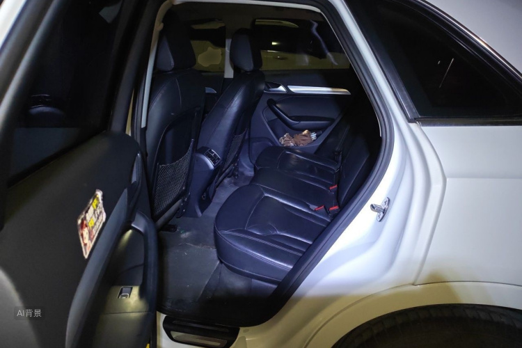 Audi Q3 2015 car image #19