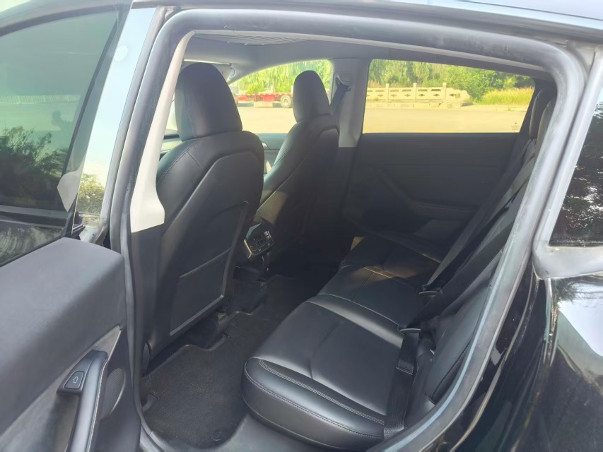 Tesla Model Y 2023 car image #8