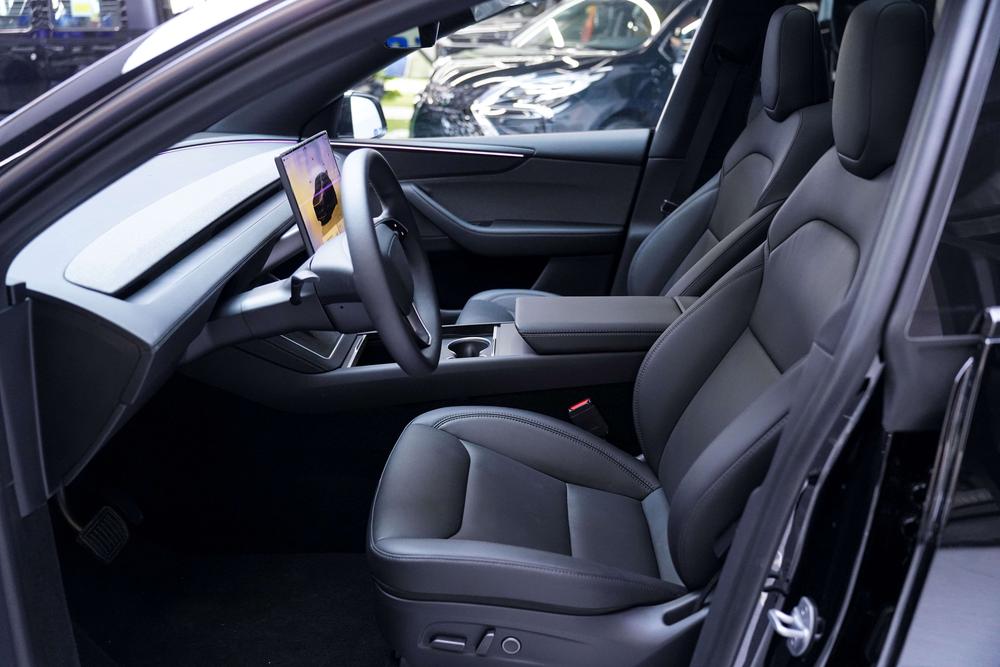 Tesla Model Y 2026 immagine di auto #7