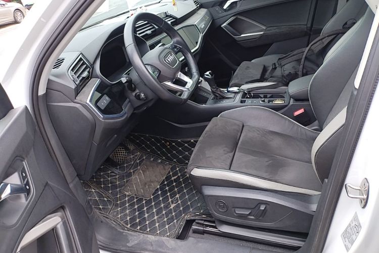 Audi Q3 2020 car image #15