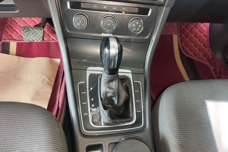 Volkswagen Golf 2018 car image #14