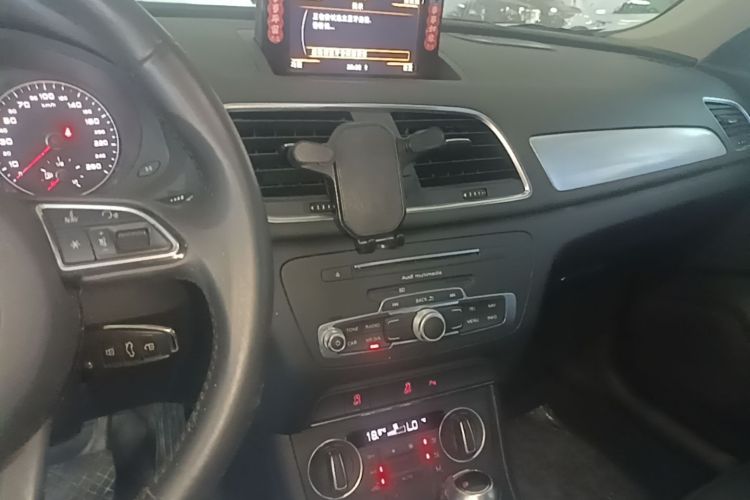 Audi Q3 2016 car image #13