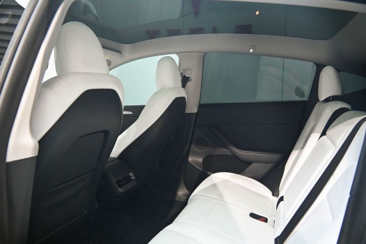 Tesla Model Y 2024 صورة سيارة #13