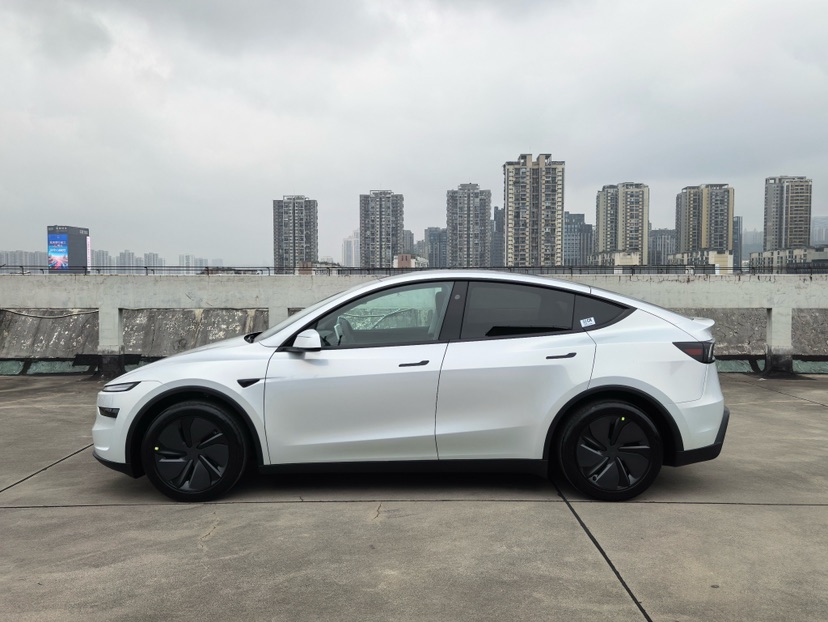 Tesla Model Y 2025 صورة سيارة #5
