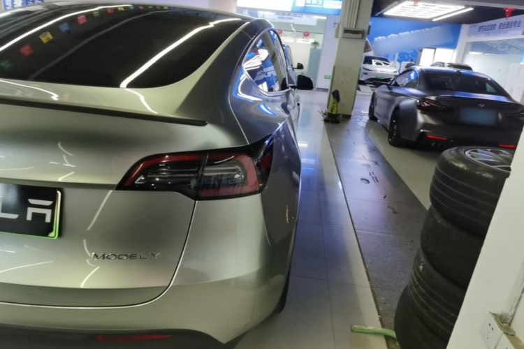Tesla Model Y 2024 #8 Tesla Model Y 2024 صورة سيارة #8