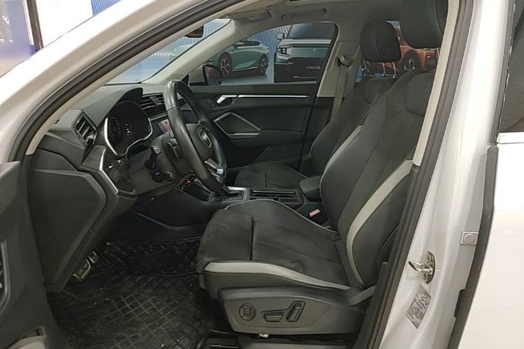 Audi Q3 2023 car image #15