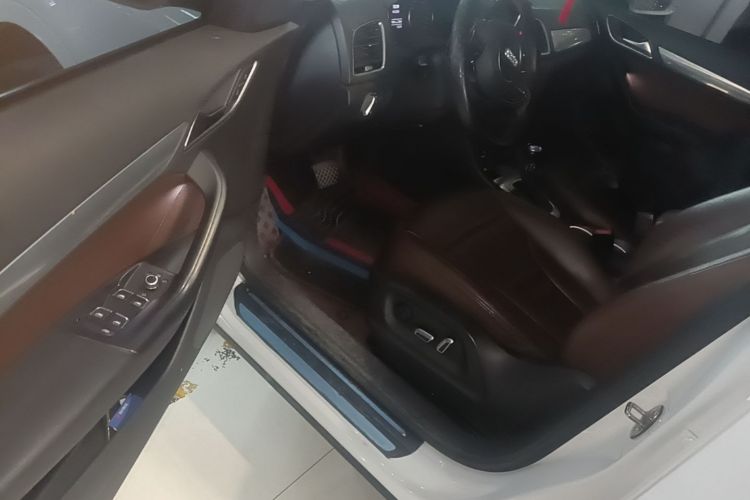 Audi Q3 2018 car image #16
