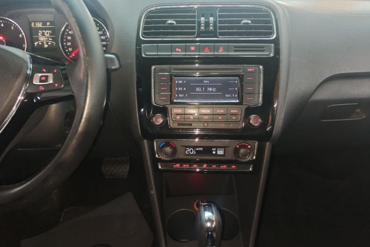 Volkswagen Polo 2014 car image #13