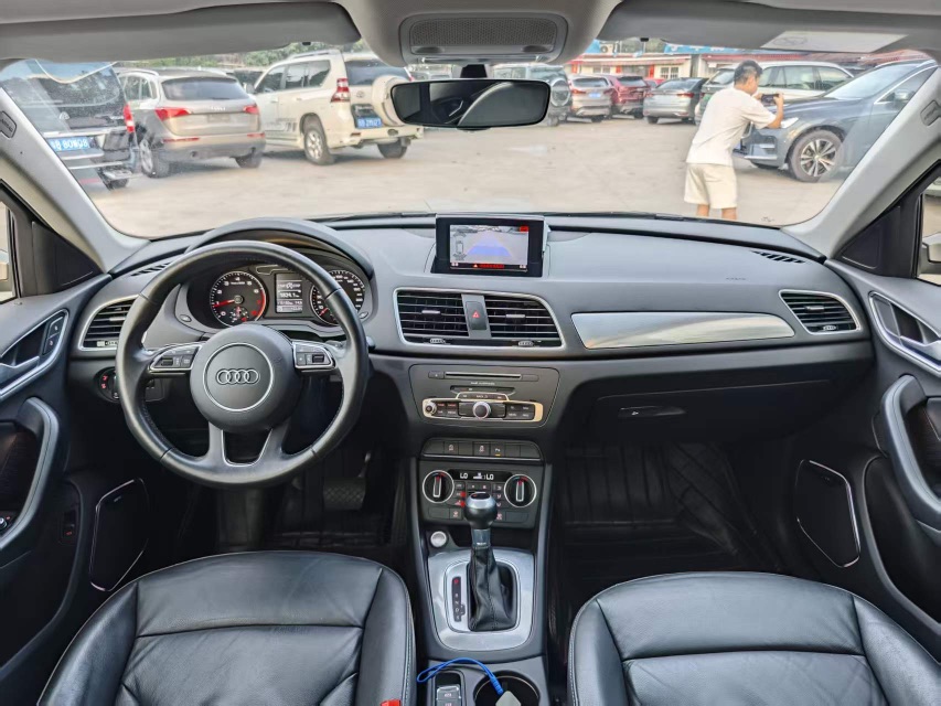 Audi Q3 2018 car image #2