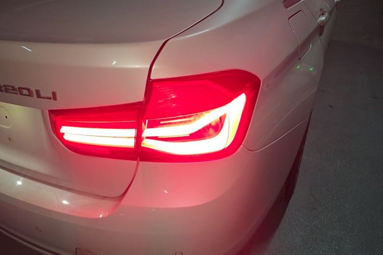 BMW 3 Series 2018 #8 BMW 3 Series 2018 car image #8