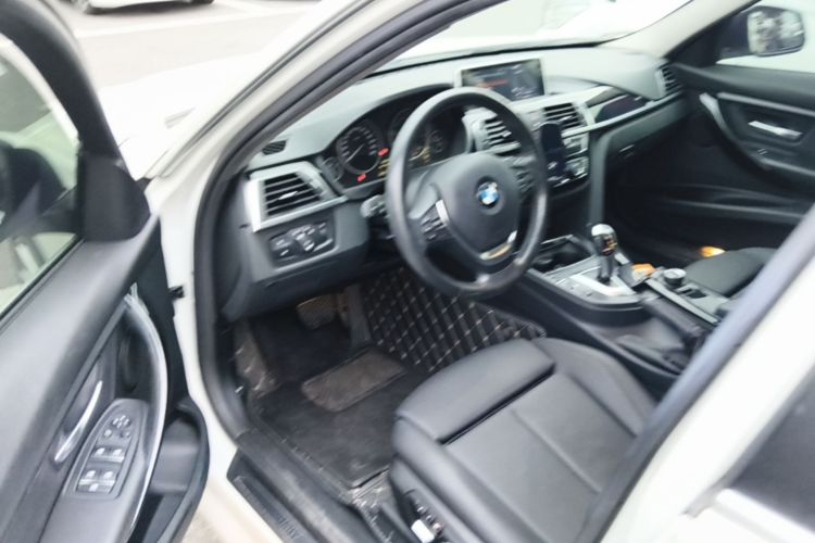 BMW 3 Series 2017 car image #18