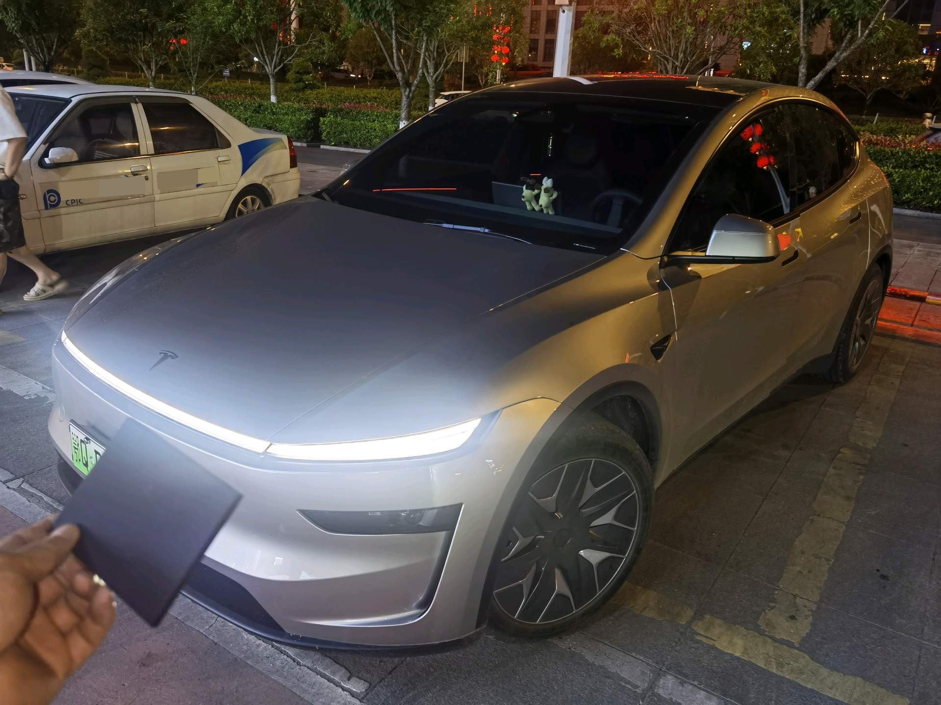 Tesla Model Y L 2026 Tesla Model Y L 2026 car image