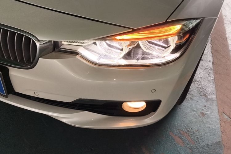 BMW 3 Series 2019 car image #23