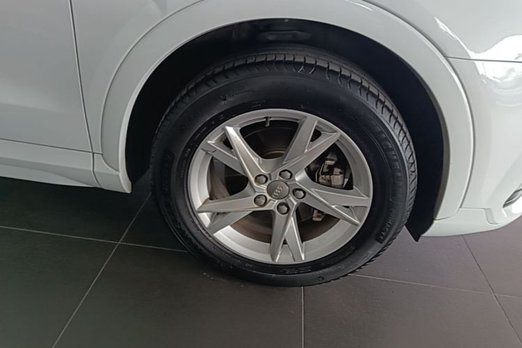 Audi Q3 2018 car image #9
