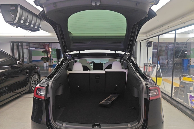 Tesla Model Y 2023 car image #19