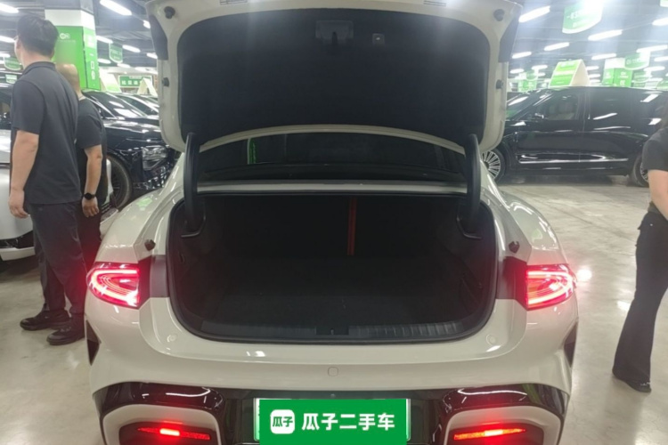 MI SU7 2024 immagine di auto #19