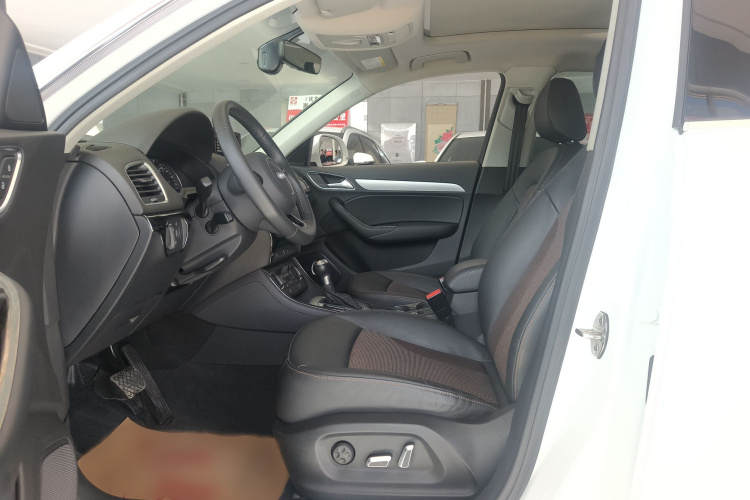 Audi Q3 2019 car image #10