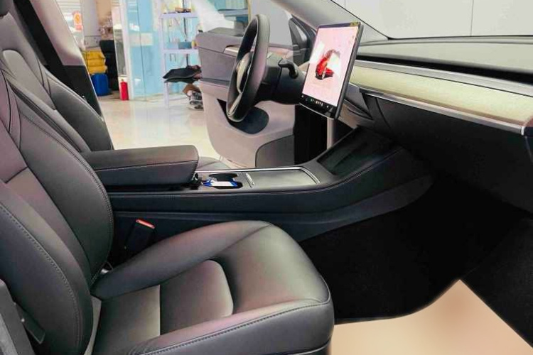Tesla Model Y 2023 immagine di auto #10