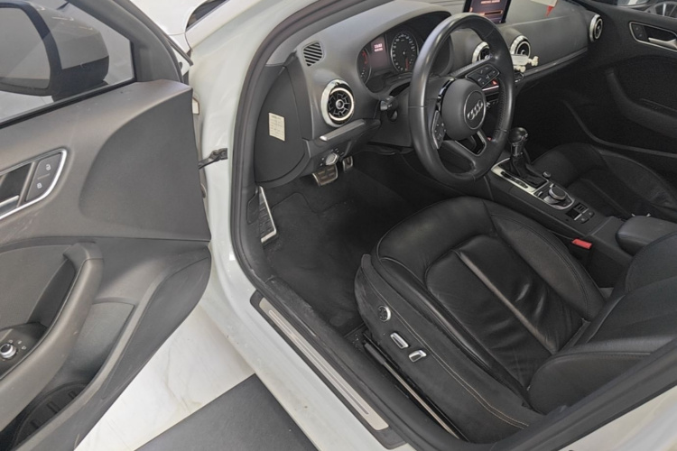 Audi A3 2018 car image #16