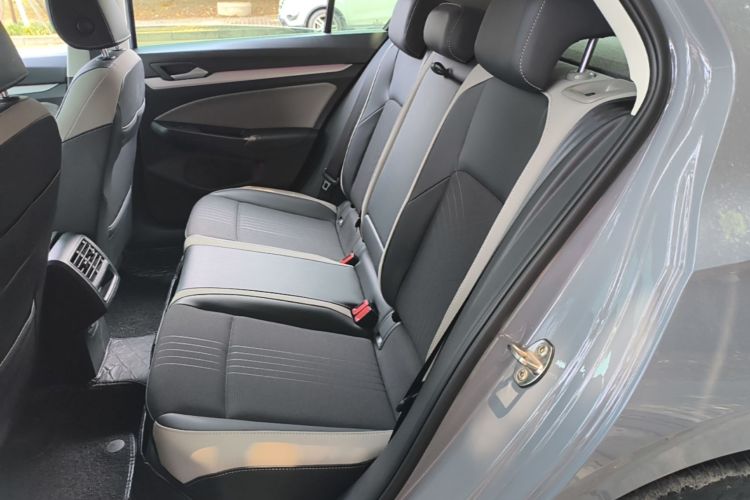 Volkswagen Golf 2023 car image #17