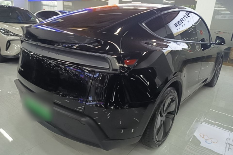 Tesla Model Y 2025 #5 Tesla Model Y 2025 car image #5