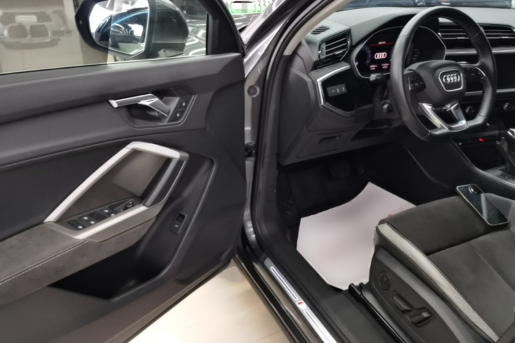 Audi Q3 2021 immagine di auto #16