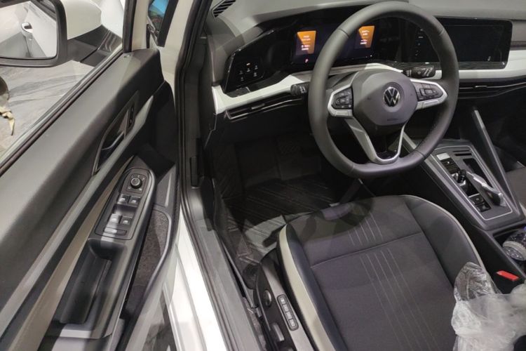 Volkswagen Golf 2023 car image #16