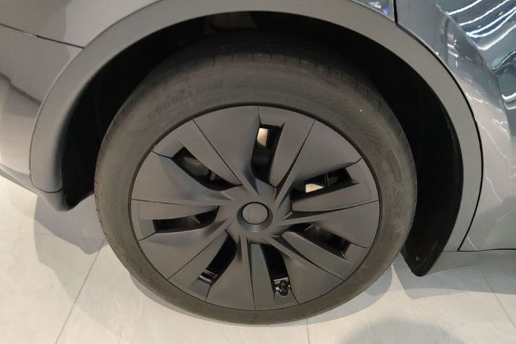 Tesla Model Y 2025 immagine di auto #10