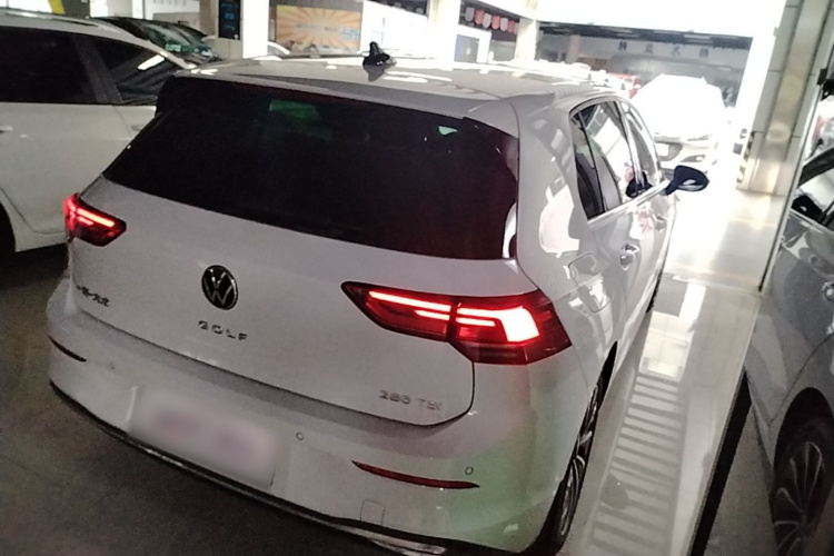 Volkswagen Golf 2023 car image #7