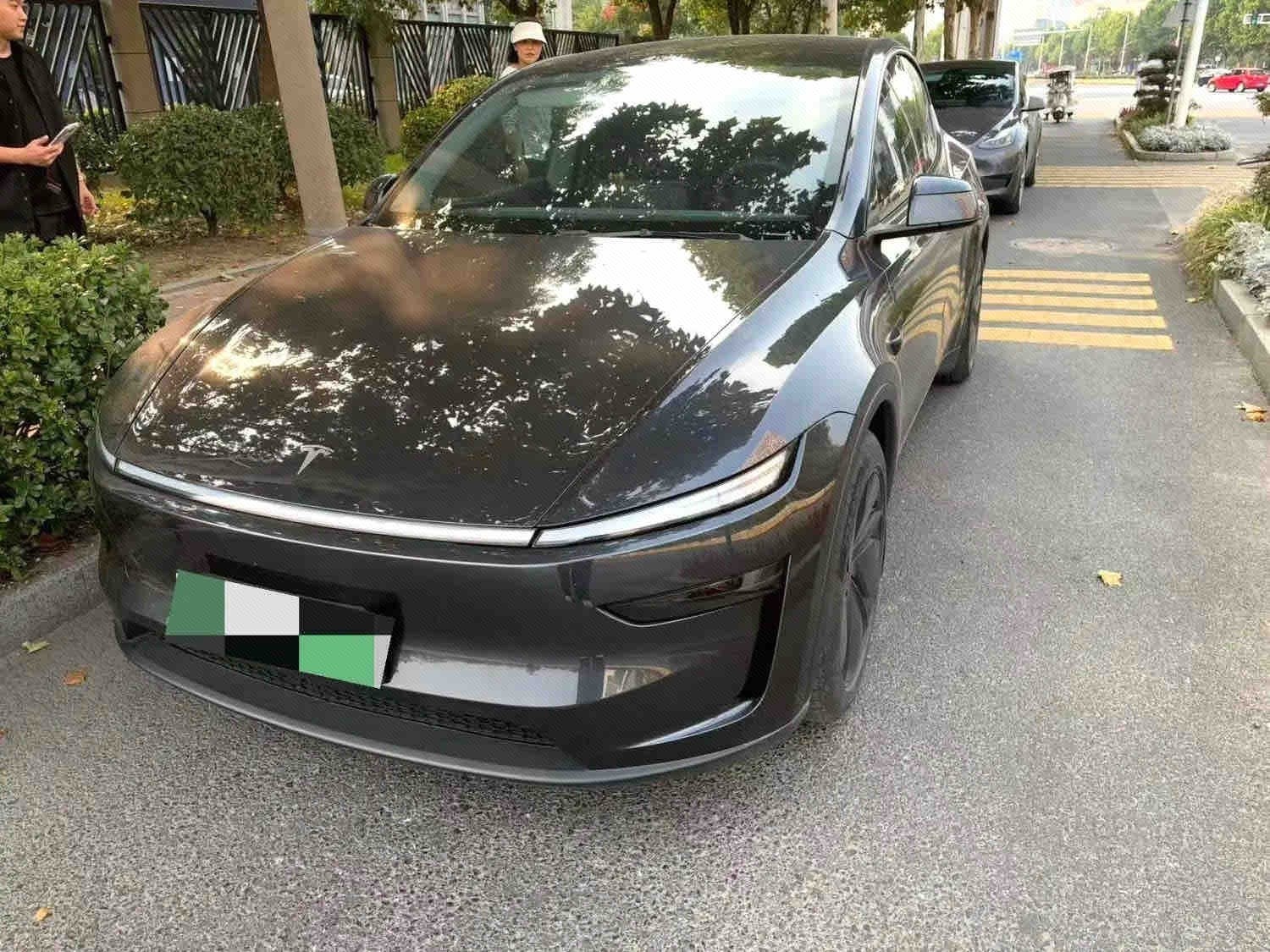 Tesla Model Y 2025 immagine di auto 