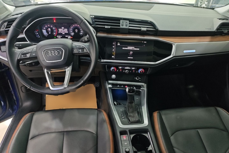 Audi Q3 2019 car image #11