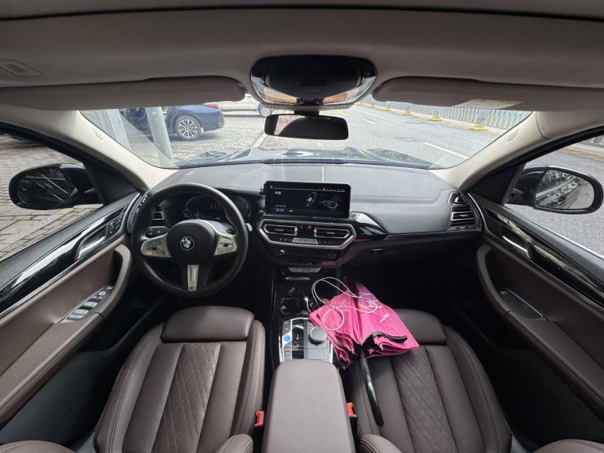 BMW iX3 2024 car image #4