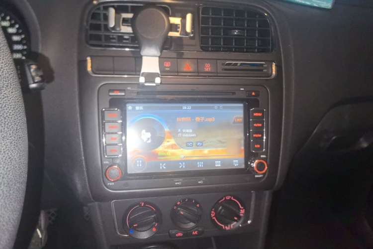 Volkswagen Polo 2015 car image #17