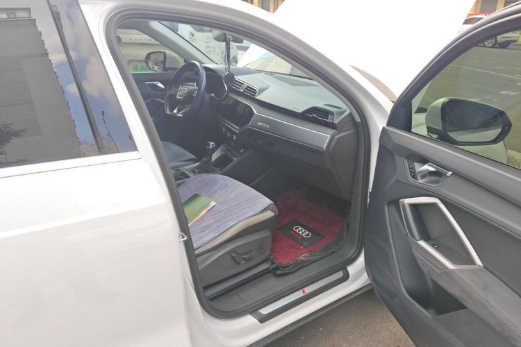 Audi Q3 2023 car image #23