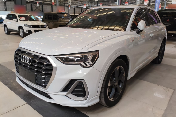 Audi Q3 2019 car image #2