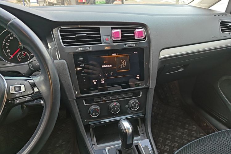Volkswagen Golf 2020 car image #13