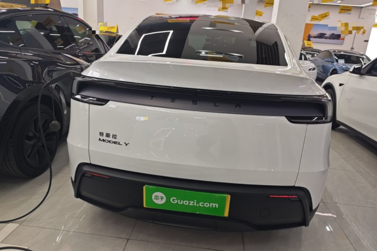 Tesla Model Y 2026 #6 Tesla Model Y 2026 immagine di auto #6
