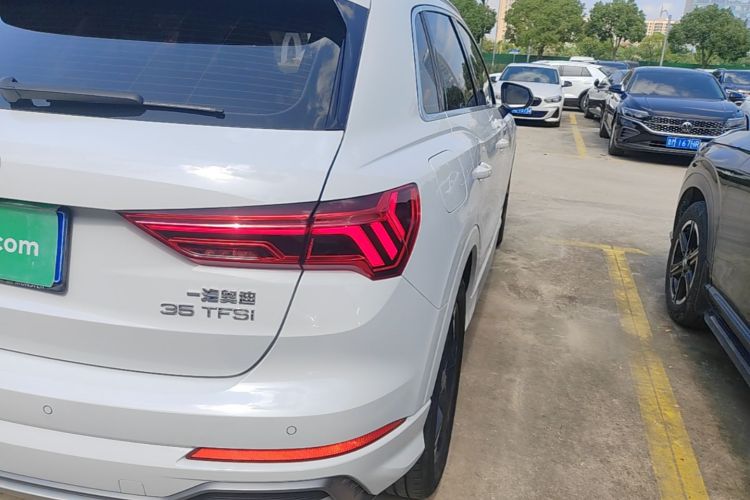 Audi Q3 2020 car image #8