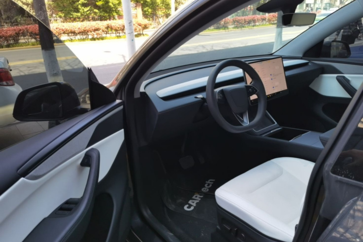 Tesla Model Y 2025 #16 Tesla Model Y 2025 car image #16