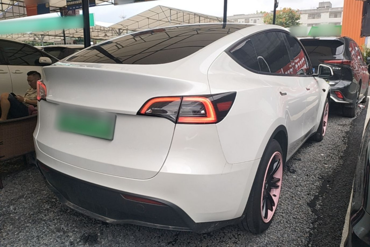 Tesla Model Y 2024 #7 Tesla Model Y 2024 car image #7