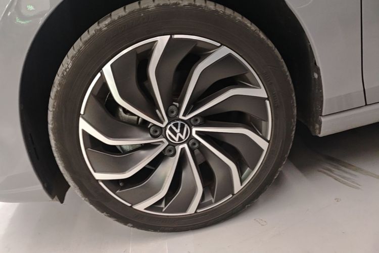 Volkswagen Golf 2023 car image #9