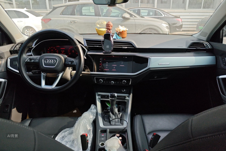 Audi Q3 2020 car image #11