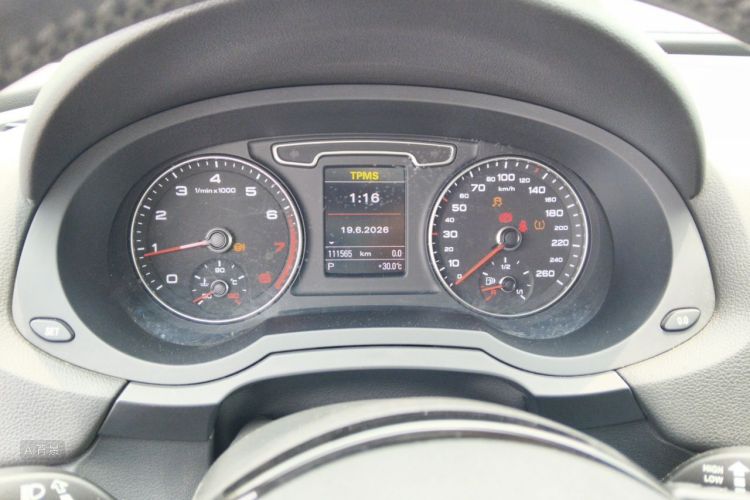 Audi Q3 2015 car image #14