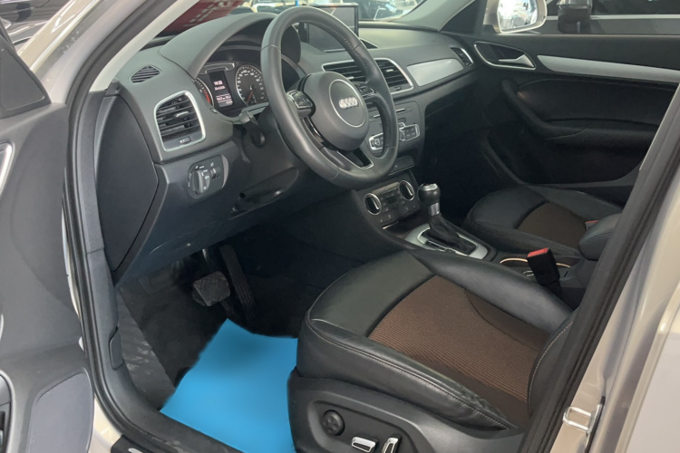 Audi Q3 2018 car image #11