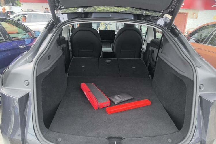 Tesla Model Y 2025 #19 Tesla Model Y 2025 immagine di auto #19