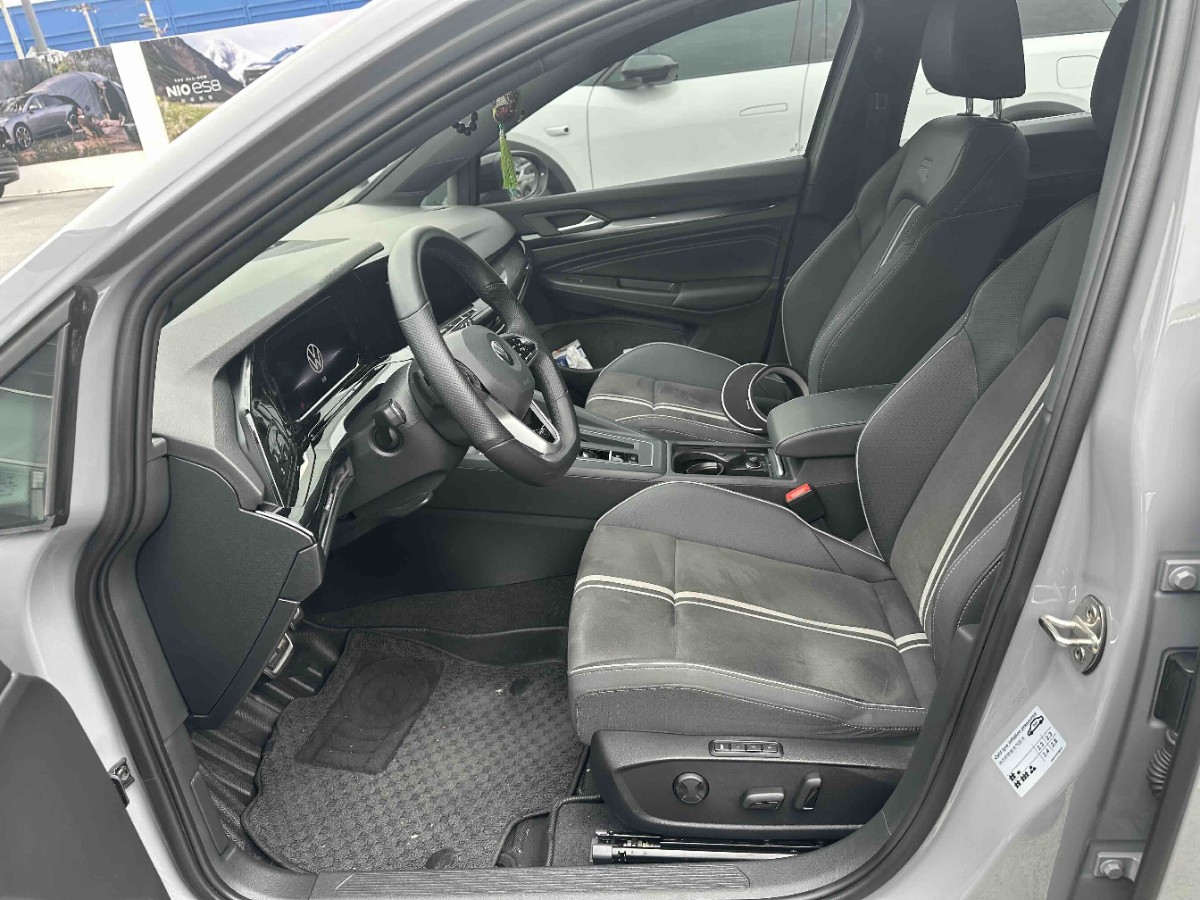 Volkswagen Golf 2023 car image #2
