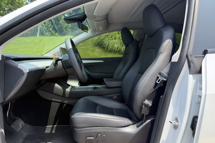 Tesla Model Y 2023 car image #19
