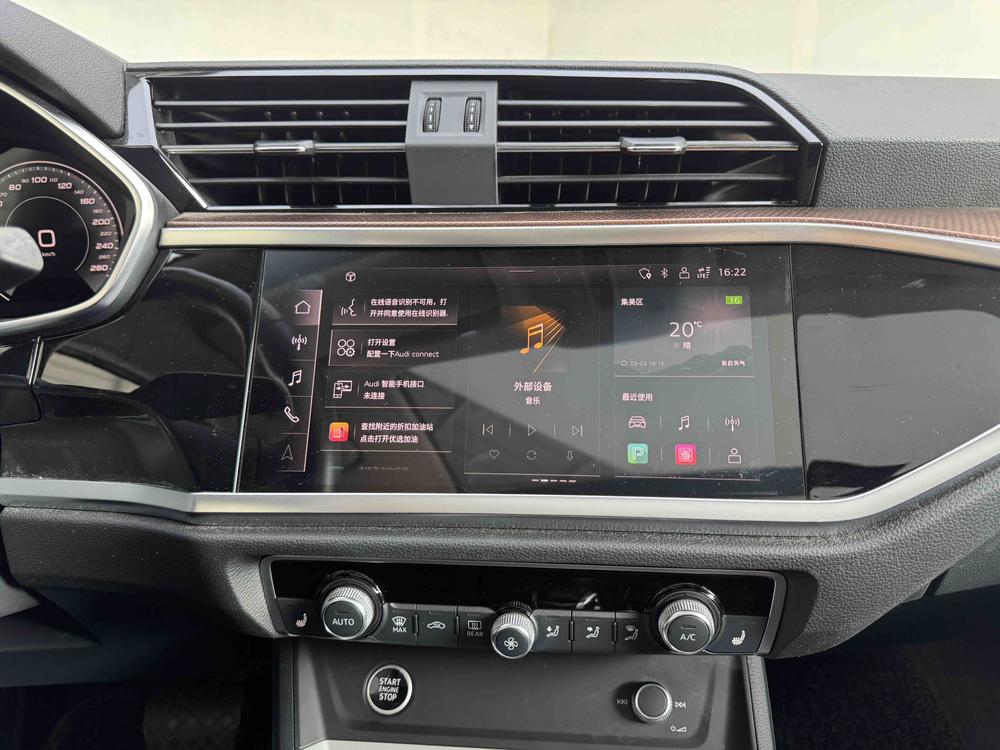 Audi Q3 2022 car image #25