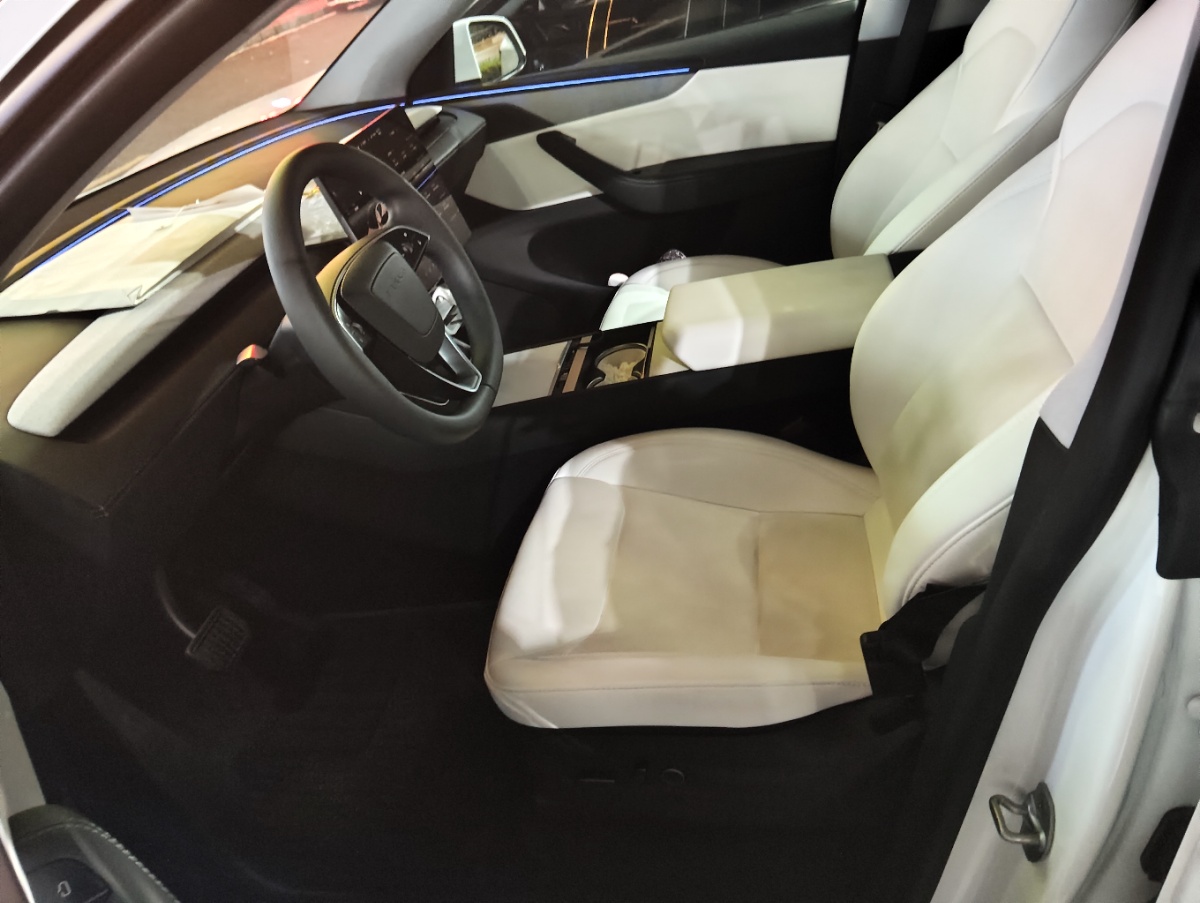 Tesla Model Y 2025 #4 Tesla Model Y 2025 immagine di auto #4
