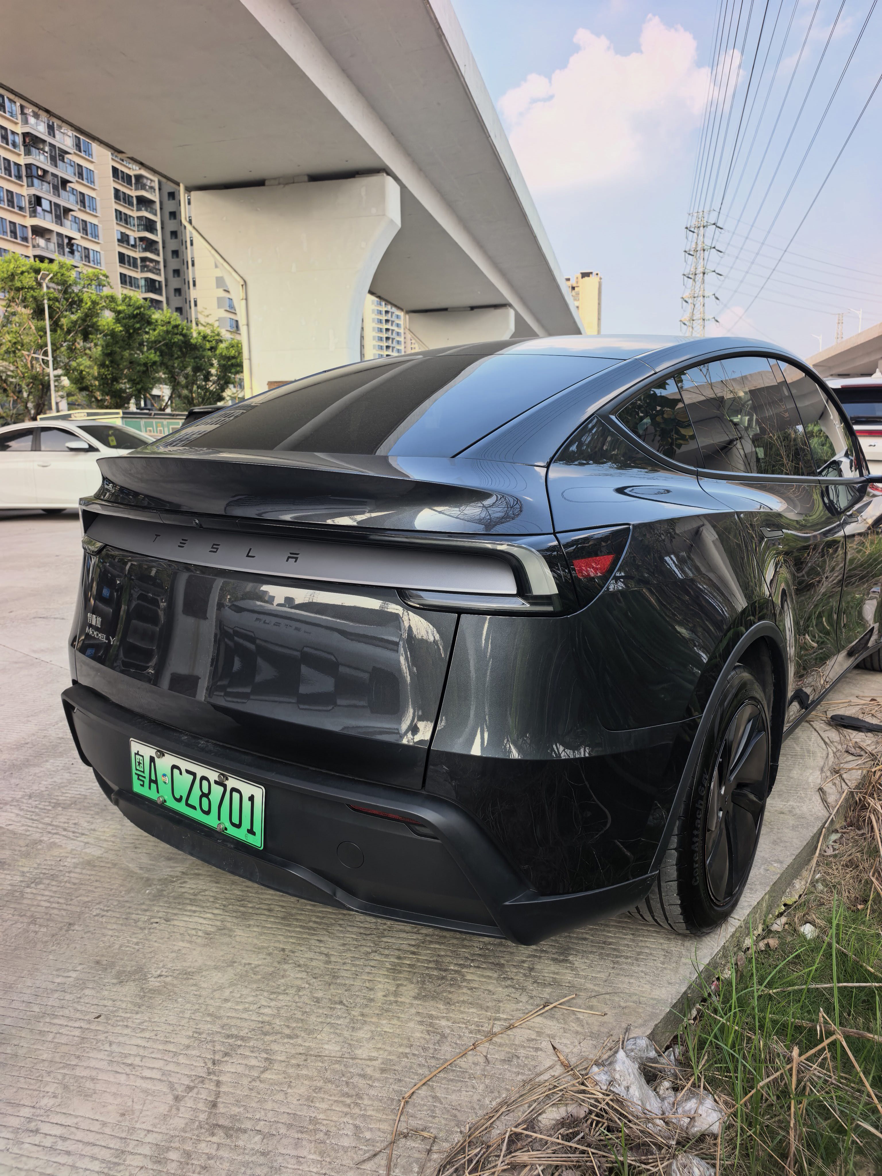 Tesla Model Y 2025 car image #9